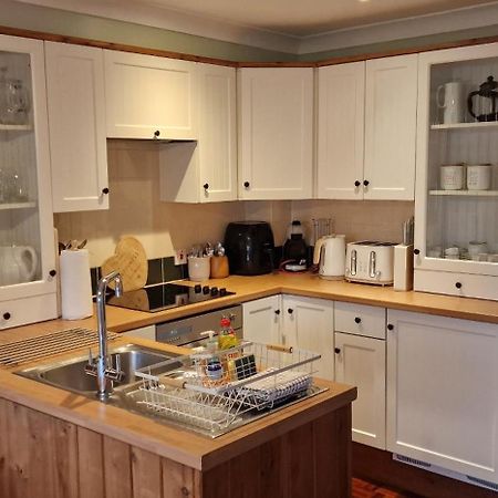 Country Style, 2 Bedroom House, Parking And Superb Location NWI Buitenkant foto